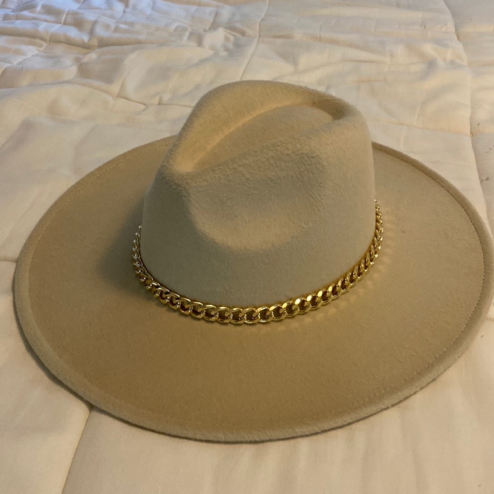 Wide brim hat with gold chain